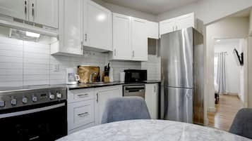 Frigorífico, microondas, horno y placa de cocina