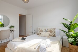 2 bedrooms, desk, iron/ironing board, free WiFi - Bright 2BR  in Plateau Mont-Royal | Downtown (Montréal)