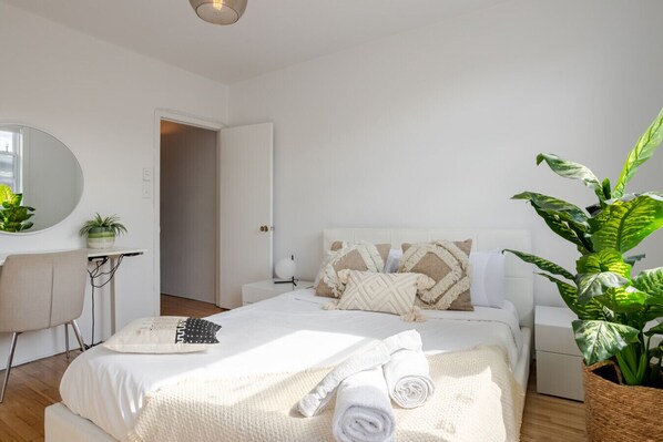2 habitaciones, escritorio, tabla de planchar con plancha y wifi gratis 