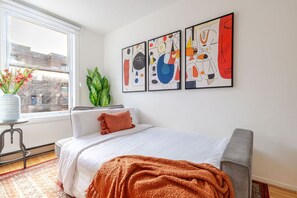 2 quartos, escrivaninha, ferros/tábuas de passar roupa