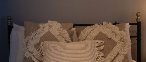 3 quartos, escrivaninha, ferros/tábuas de passar roupa