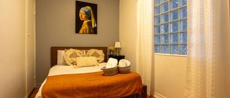 3 bedrooms, desk, iron/ironing board, free WiFi