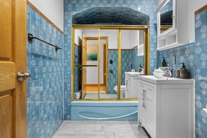 Kostenlose Toilettenartikel, Haartrockner, Handtücher, Toilettenpapier