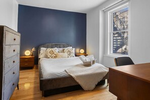 4 slaapkamers, een bureau, een strijkplank/strijkijzer, gratis wifi