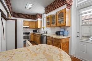 Køleskab, mikrobølgeovn, ovn, kogeplade