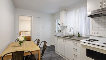 Réfrigérateur, four à micro-ondes, un four, surface de cuisson