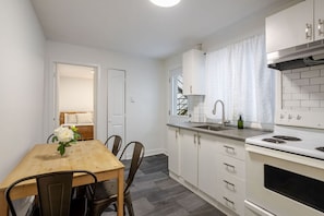 ثلاجة، ميكروويف، فرن، موقد طهي مسطح