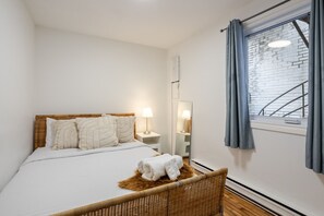 2 bedrooms, desk, iron/ironing board, free WiFi - Cozy City Retreat | 2BR Downtown (Montréal)