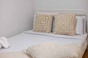 2 habitaciones, escritorio, tabla de planchar con plancha y wifi gratis 