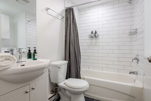 Hair dryer, towels - Cozy City Retreat | 2BR Downtown (Montréal)