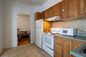 Frigorífico, microondas, horno y placa de cocina