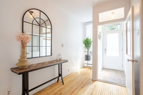 Convenient 4BR in Mont-Royal’s Downtown