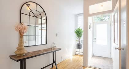 Convenient 4BR in Mont-Royalâs Downtown
