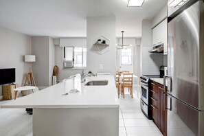 Réfrigérateur, micro-ondes, four, plaque de cuisson