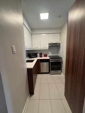 Køleskab, mikrobølgeovn, ovn, kogeplade