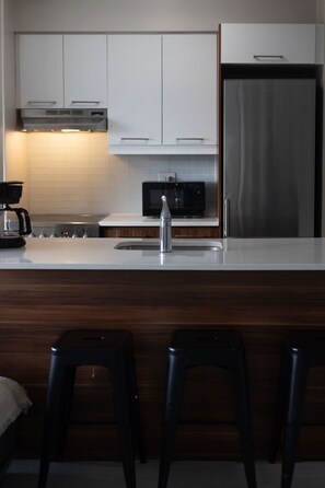 Geladeira, micro-ondas, fogão, cooktop