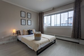 1 quarto, escrivaninha, ferros/tábuas de passar roupa, Wi-Fi de cortesia