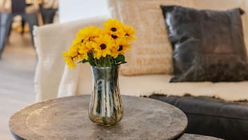 Een smart-tv en een open haard