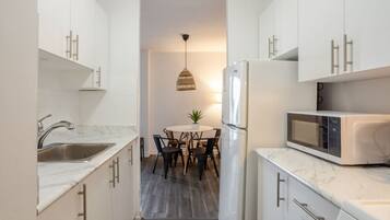 Réfrigérateur, micro-ondes, four, plaque de cuisson