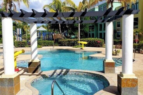 Een buitenzwembad, een verwarmd zwembad