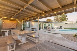 Outdoor dining - Pool with Patio Lounge & Mini Putti | near Airport (Phoenix)
