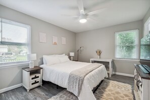 3 bedrooms, iron/ironing board, travel crib, WiFi - Stylish 3BD 2BA Rancher Near BWI, FT Meade, Live Casino, Baltimore! (Severn)