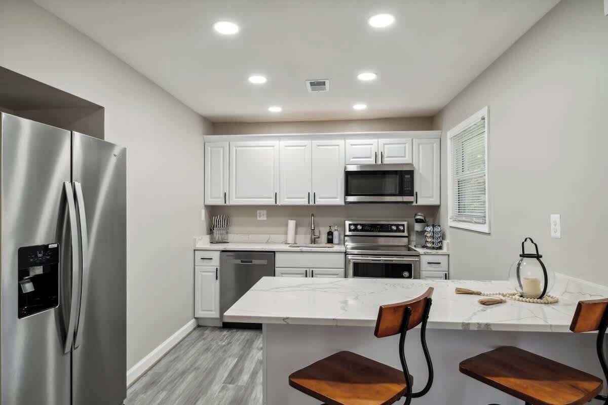 Coffee/tea maker, fridge, microwave, oven