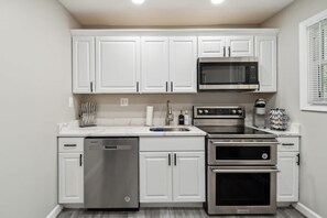 Fridge, microwave, oven, stovetop - Stylish Rancher Near BWI, BALT! (Severn)