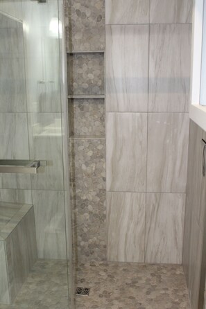Douche, serviettes fournies, savon, papier toilette