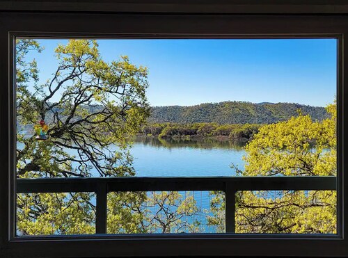 Cozy Cottage: Panoramic Lake Views, WiFi, Deck