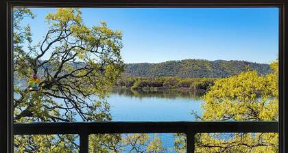 Cozy Cottage: Panoramic Lake Views, WiFi, Deck