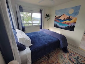 2 bedrooms, iron/ironing board, WiFi, bed sheets - Cozy Cottage: Panoramic Lake Views, WiFi, Deck (Clearlake Oaks)