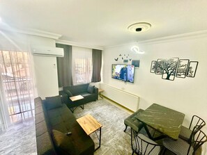 Toetasjesleilighet – basic, balkong, hageutsikt | Oppholdsområde