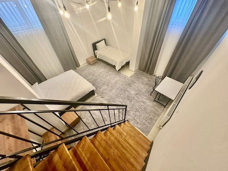 2 habitaciones, cortinas blackout y tabla de planchar con plancha