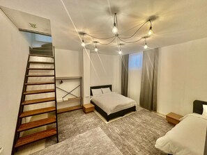 Toetasjesleilighet – basic, balkong, hageutsikt | 2 soverom, blendingsgardiner, strykejern/-brett og wi-fi (inkludert)