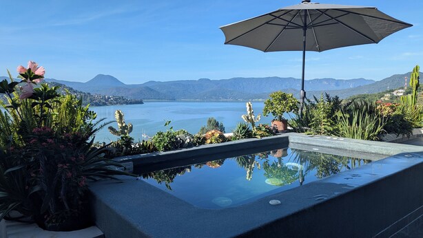 A pool with a view of mountains and a lake. - Designer House with Spectacular Lake Views, Jacuzzi and Lush Gardens (Valle de Bravo)