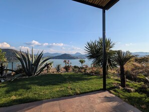 Property grounds - Designer House with Spectacular Lake Views, Jacuzzi and Lush Gardens (Valle de Bravo)