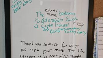Una nota manuscrita expresando gratitud por haber alquilado una casa, haciendo referencia a un dormitorio azul y una casa encantadora.