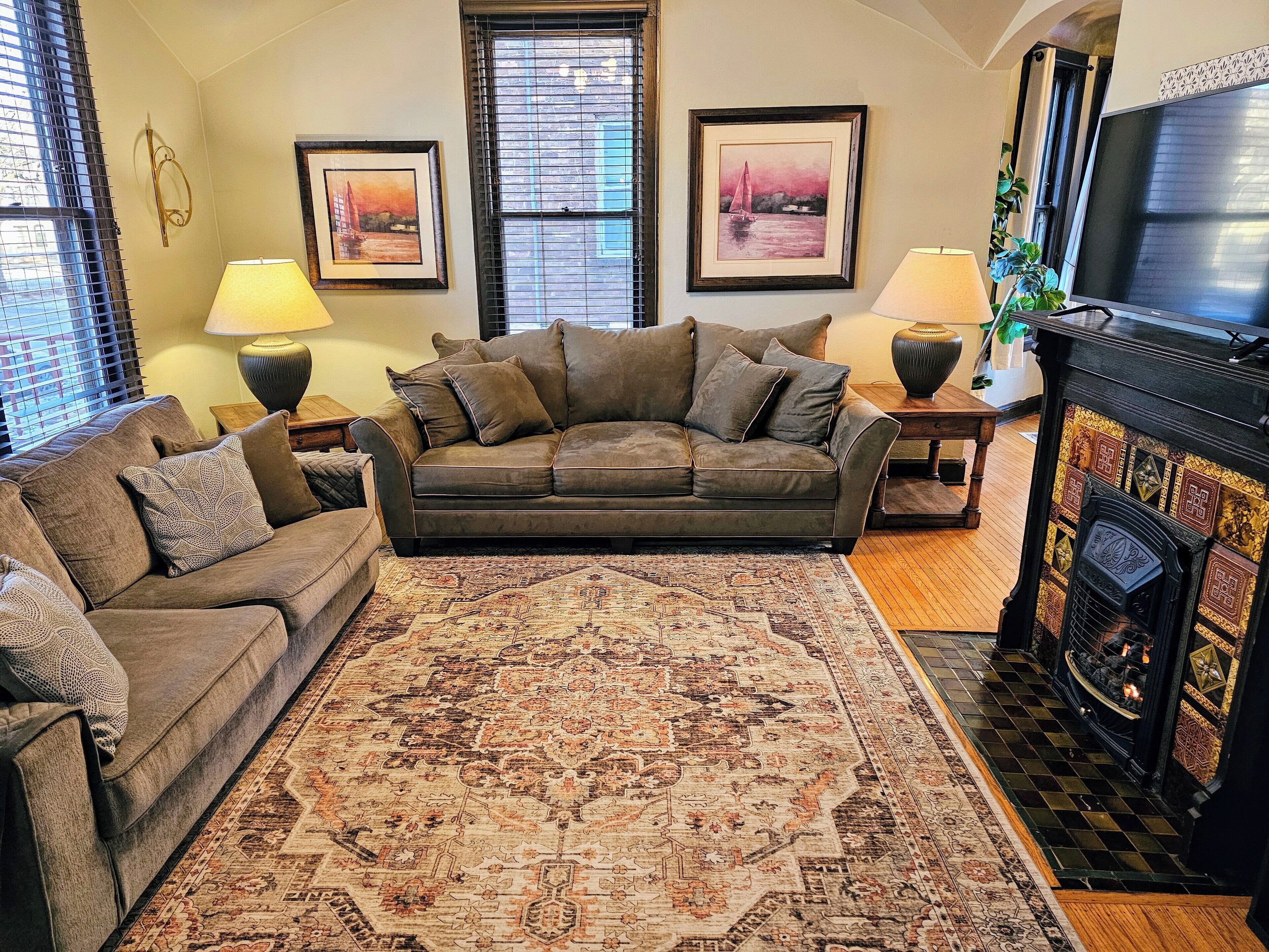Smart TV, fireplace
