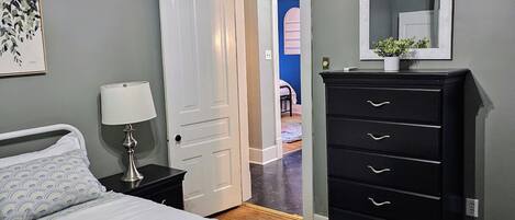 2 slaapkamers, een bureau, een strijkplank/strijkijzer, reisbedje