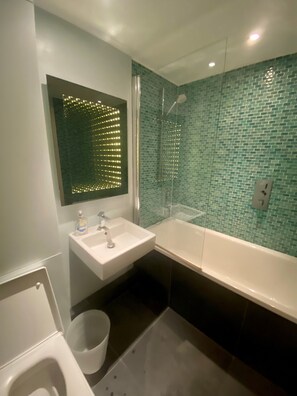 Dusche, Haartrockner, Handtücher, Seife