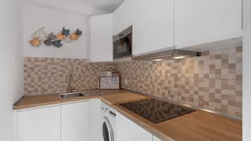Réfrigérateur, micro-ondes, plaque de cuisson, lave-vaisselle