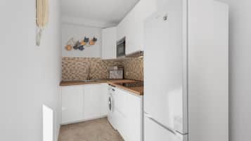 Frigorífico, microondas, placa de cocina y lavavajillas