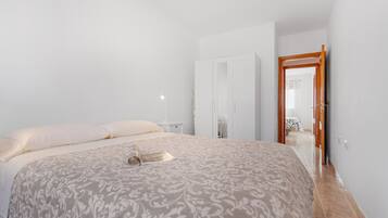 2 bedrooms, iron/ironing board, free WiFi, bed sheets