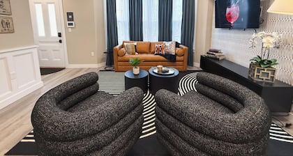 Speakeasy Vibe ~ Luxe 1BR ~ <2min walk to MKT SQ