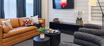 Speakeasy Vibe ~ Luxe 1BR ~ <2min walk to MKT SQ