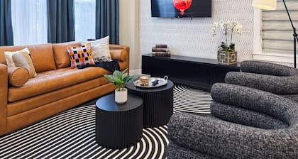 Speakeasy Vibe ~ Luxe 1BR ~ <2min walk to MKT SQ