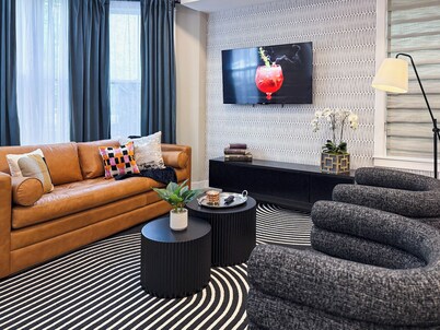Speakeasy Vibe ~ Luxe 1BR ~ <2min walk to MKT SQ
