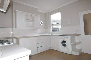 Private kitchen - Cozy & Spacious 2-Bedroom Retreat (Coventry)