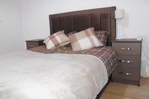 2 habitaciones, tabla de planchar con plancha, wifi y ropa de cama 